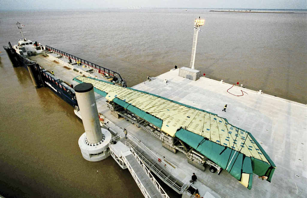 Special barges were built to carry the massive wings. Special barges were built to carry the massive wings.
